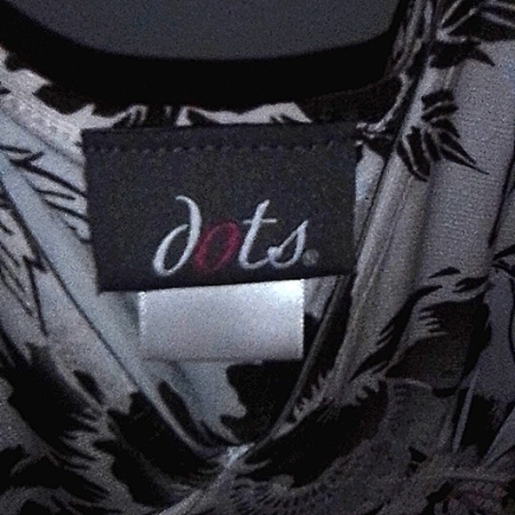 This is a dots medium white to black shirt that flares out at the bottom. - Picture 4 of 4